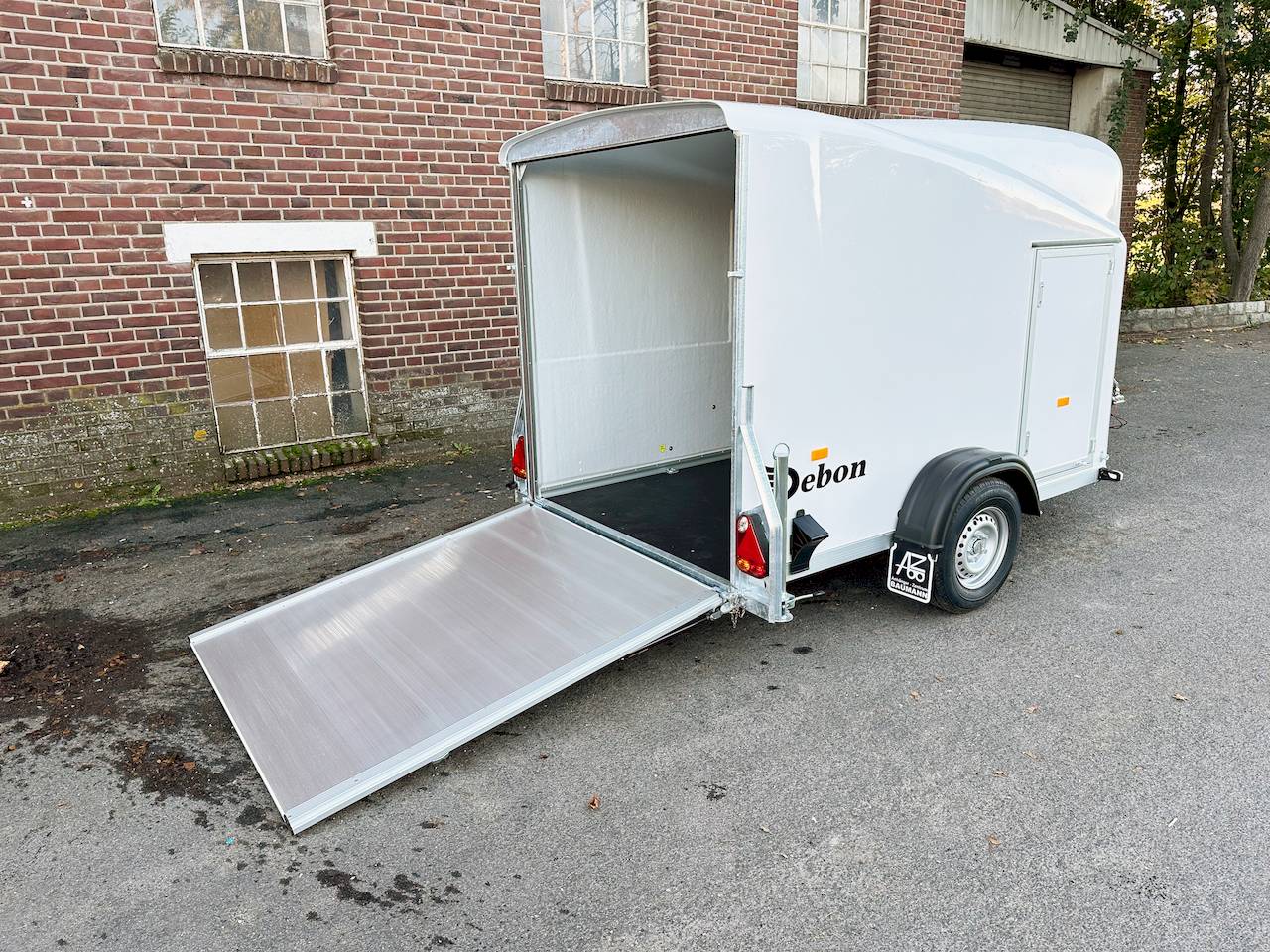 Cheval Liberté Debon Cargo 1300 Kofferanhänger – Weiß mit Seitentür – Bild 3